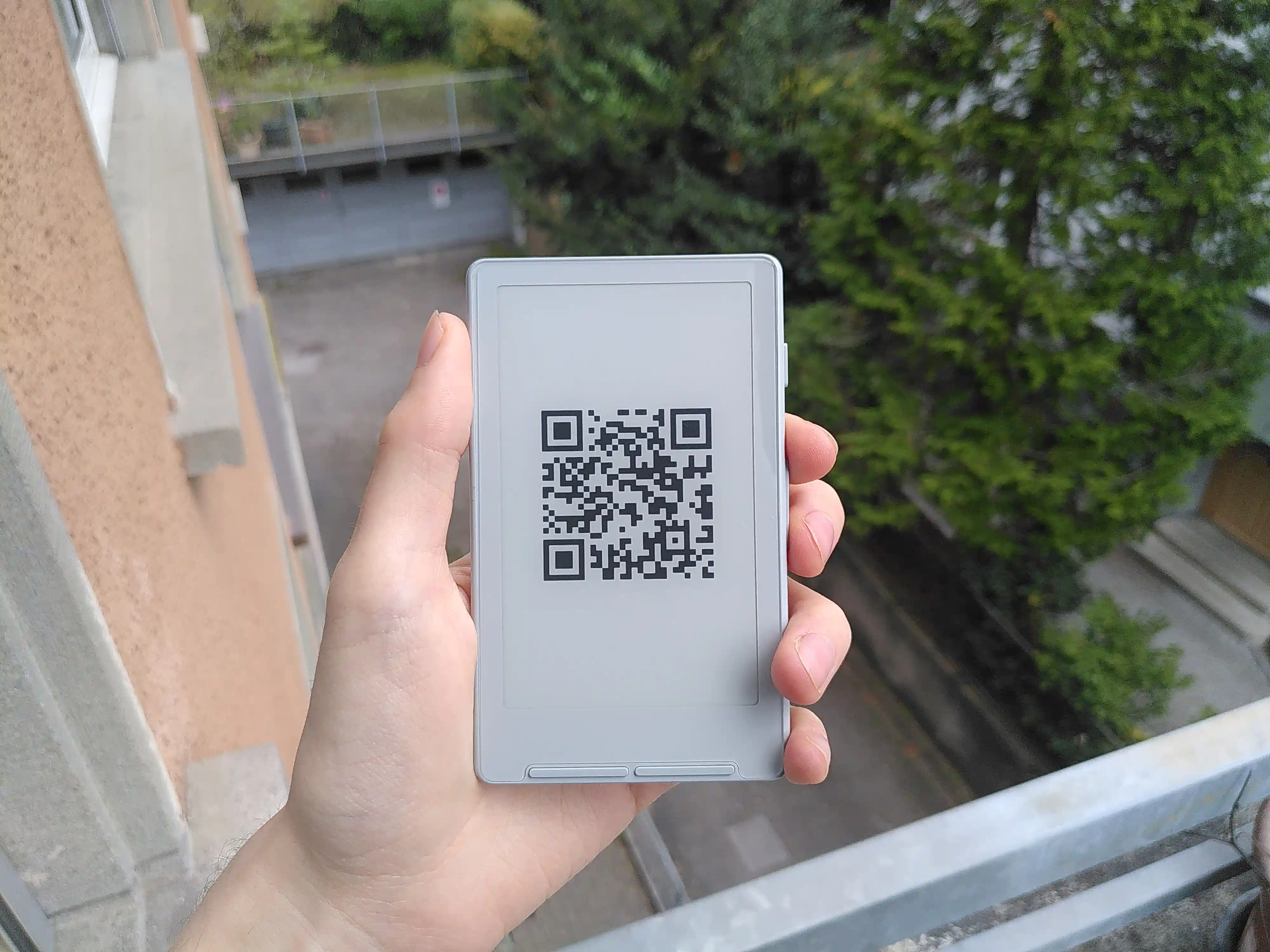 Front View of the XTEINK X4 E-Paper Viewer Displaying a QR Code